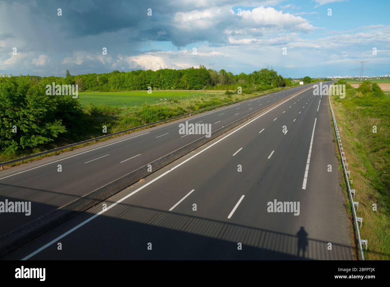 France, Loiret (45), Chaingy to the West of Orléans city, A10 motorway completely deserted on Saturday 18/4/20 during the containment of the Covid 19 Stock Photo