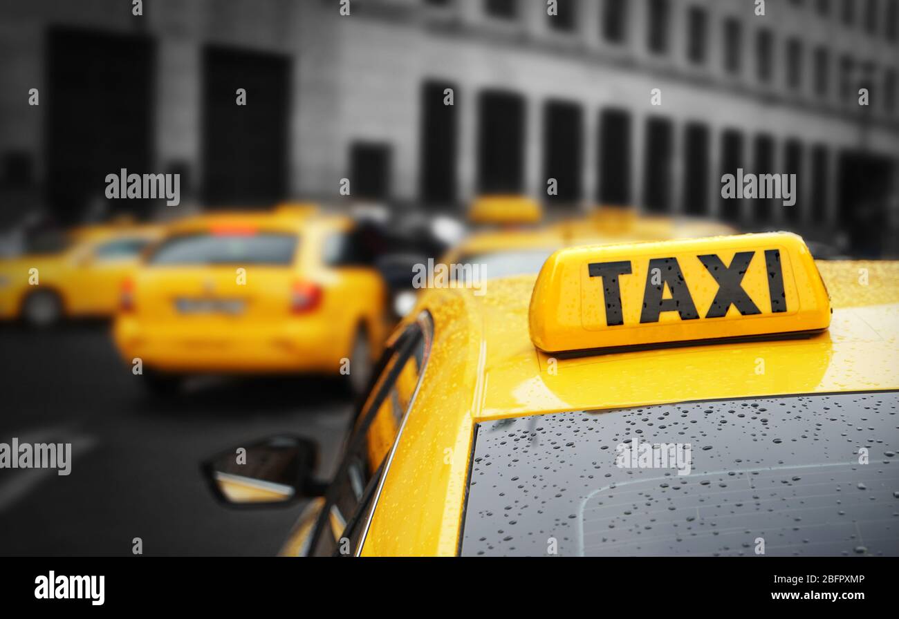 Такси такси 710-710. Обои желтое такси. Такси машина желтая премиум. Коробка желтая на крыше такси.