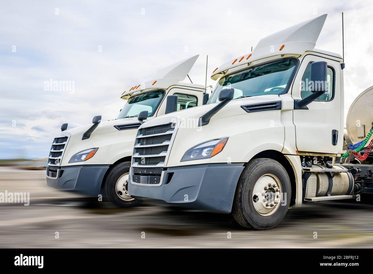 Day cab industrial grade white big rigs white semi trucks with roof