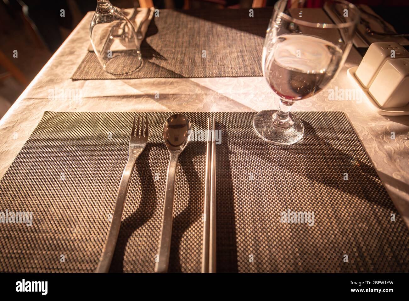 https://c8.alamy.com/comp/2BFW1YW/glass-of-water-on-luxury-table-setting-for-dining-selective-focus-warm-tone-2BFW1YW.jpg