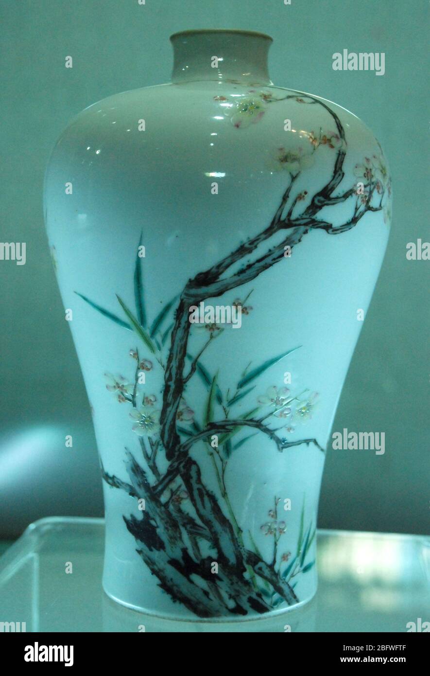 Qianlong dynasty vase hires stock photography and images Alamy