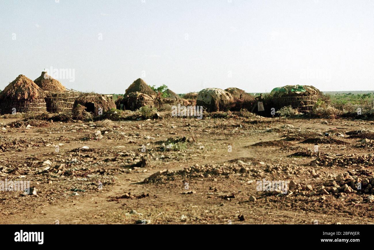 Refugee huts near Belet Weyne during Operation Continue Hope in 1993 Stock Photo
