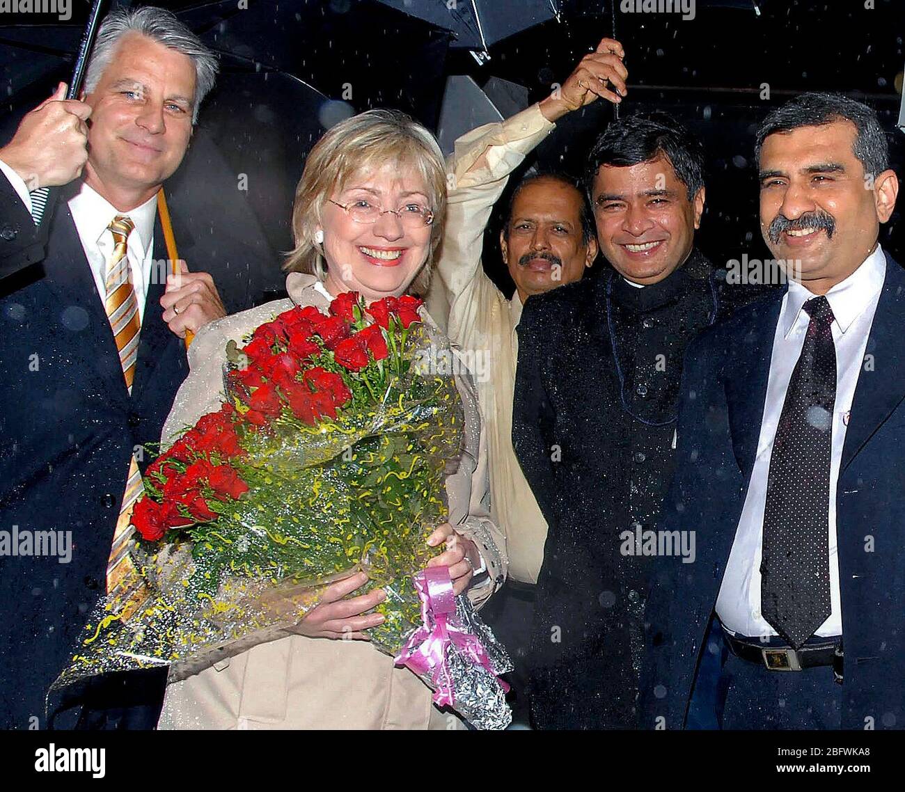 U.S. Secretary of State Hillary Clinton arrives at Chhatrapati Shivaji International Airport in Mumbai, India July 17, 2009. (L-R) U.S. Ambassador-Designate Timothy J. Roemer, U.S. Secretary of State Hillary Rodham Clinton, Chief of Protocol Officer Sumit Mallik, Deputy Chief of Protocol Officer S.V. Bijoor Stock Photo