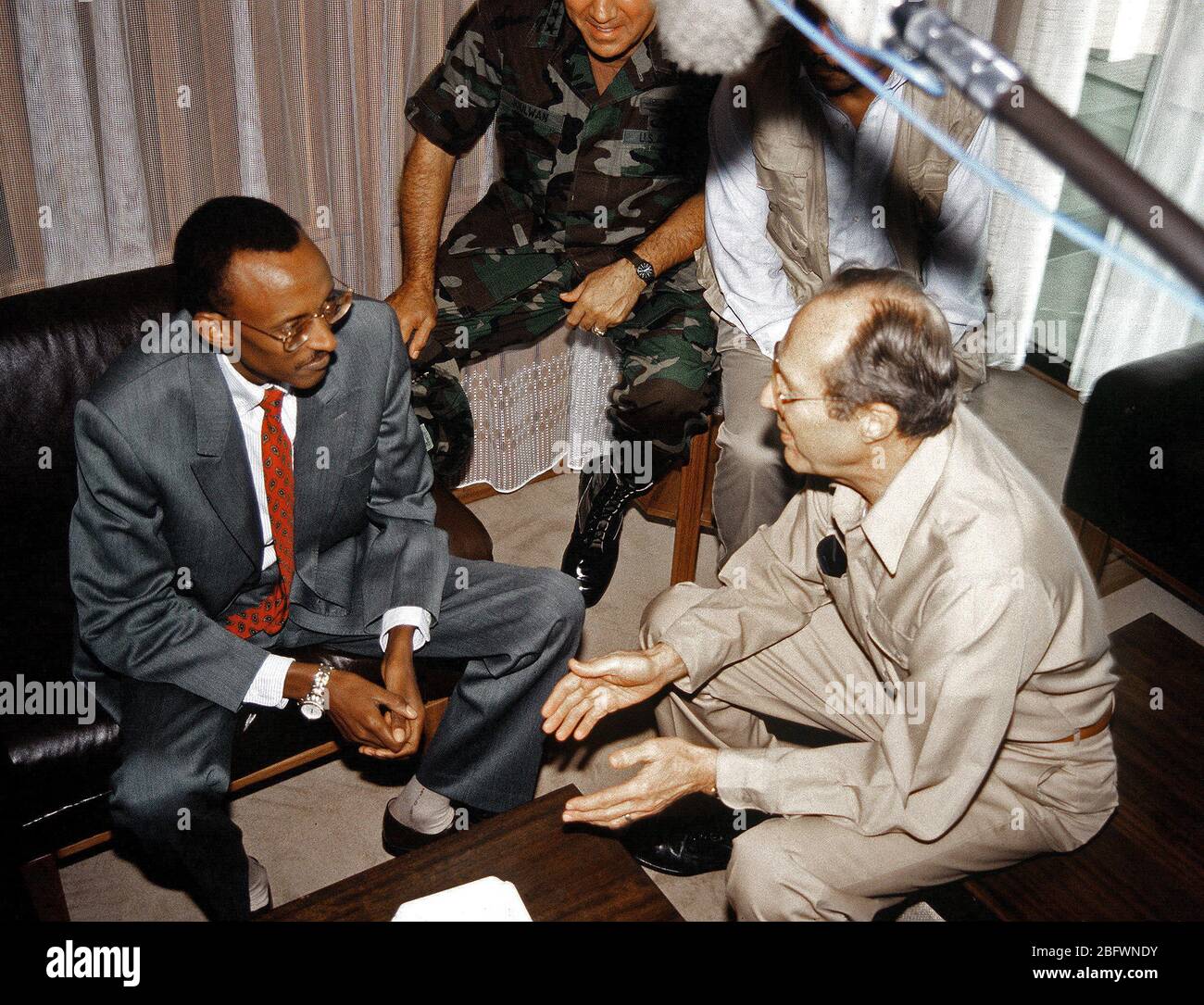 1994 - U.S. Secretary of Defense William Perry discusses the Rwandan civil war and refugee situation with Rwandan President Paul Kagami during the secretary's visit to Kigali. Stock Photo