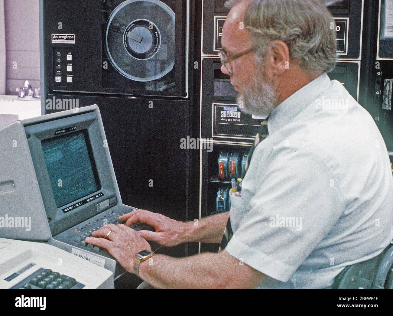 1981 - A worker at the Cold Chemical Excited Infrared Simulation Experiments (COCHISE) room's computer terminal in the Air Force Geophysics Laboratory (AFGL) Stock Photo