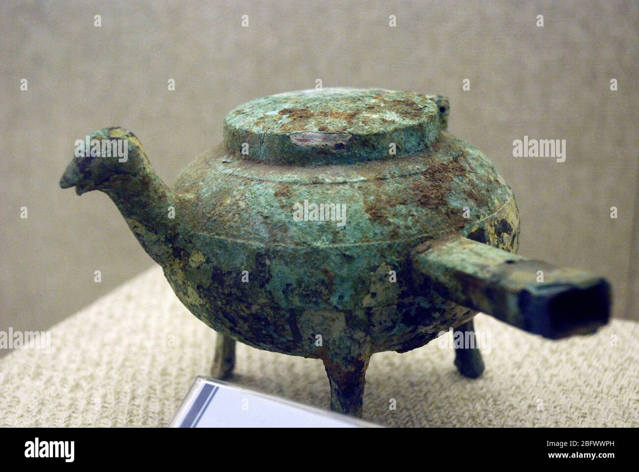 The bronze phoenix phoenix cymbals in the Western Han Dynasty was unearthed in the tomb 23 of Guixian Railway Station in 1955 Guangxi Zhuang Autonomou Stock Photo
