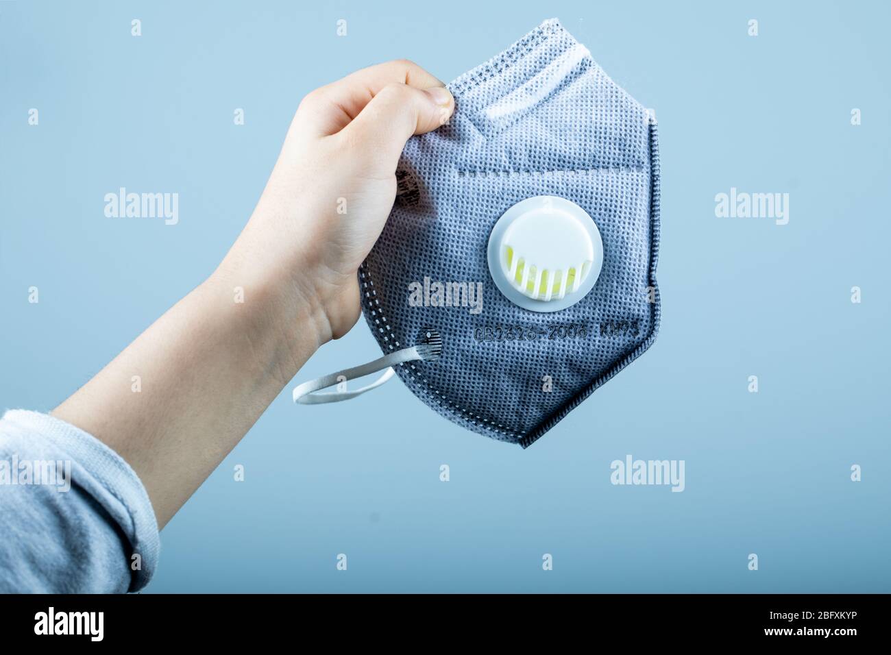 Blue medical face mask hi-res stock photography and images - Alamy