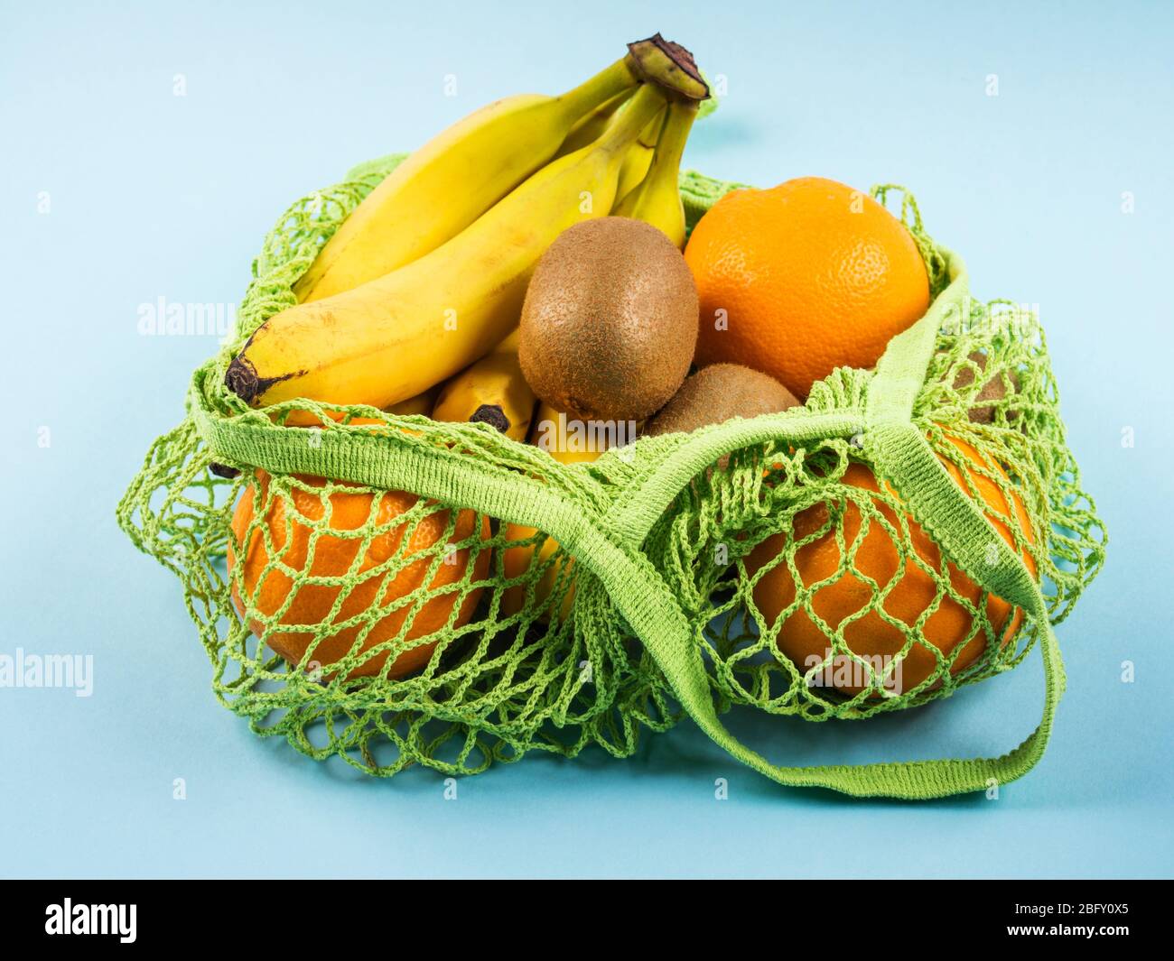 Mesh shopping bag with bananas. Zero waste Stock Photo Alamy