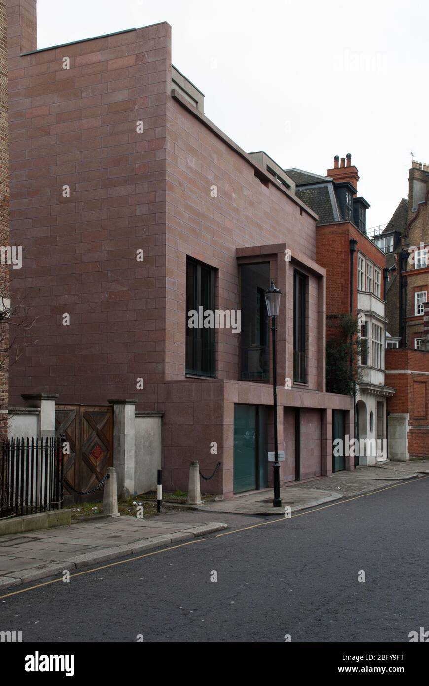Modern House Red Limestone Windows Details Frontage Elevation The Red House, Tite Street, Chelsea, London, SW3 by Tony Fretton Architects Stock Photo