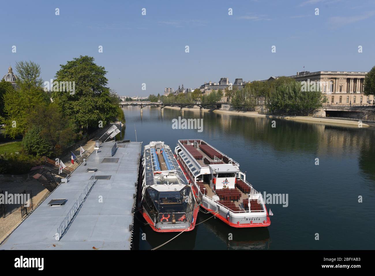 *** STRICTLY NO SALES TO FRENCH MEDIA OR PUBLISHERS - RIGHTS RESERVED ***April 12, 2020 - Paris, France: Empty tourist landmark in Paris during the covid-19 lockdown. Fly boats at quay. Stock Photo