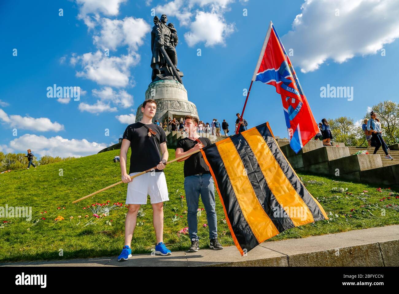 May 9, 2016, Berlin, at the Soviet War Memorial in Treptower Park (Treptower War Memorial), a memorial and at the same time a military cemetery, numerous Russians and German-Russians with many colorful flags commemorate the 71st day of victory at the end of the Second World War. The memorial was erected in Germany in 1949 on the instructions of the Soviet military administration to honor the soldiers of the Red Army who died in World War II. Over 7000 of the soldiers who died in the Schlaughs around Berlin are buried here. Young people with the orange-black-striped flag, which represents the S Stock Photo