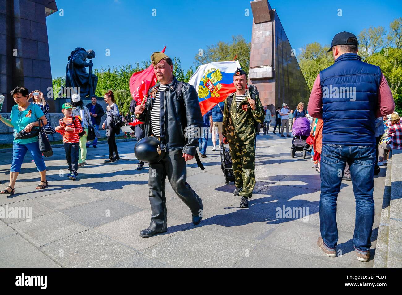 May 9, 2016, Berlin, at the Soviet War Memorial in Treptower Park (Treptower War Memorial), a memorial and at the same time a military cemetery, numerous Russians and German-Russians with many colorful flags commemorate the 71st day of victory at the end of the Second World War. The memorial was erected in Germany in 1949 on the instructions of the Soviet military administration to honor the soldiers of the Red Army who died in World War II. Over 7000 of the soldiers who died in the Schlaughs around Berlin are buried here. Men, some in uniform, with the Russian and Soviet national flags. | usa Stock Photo