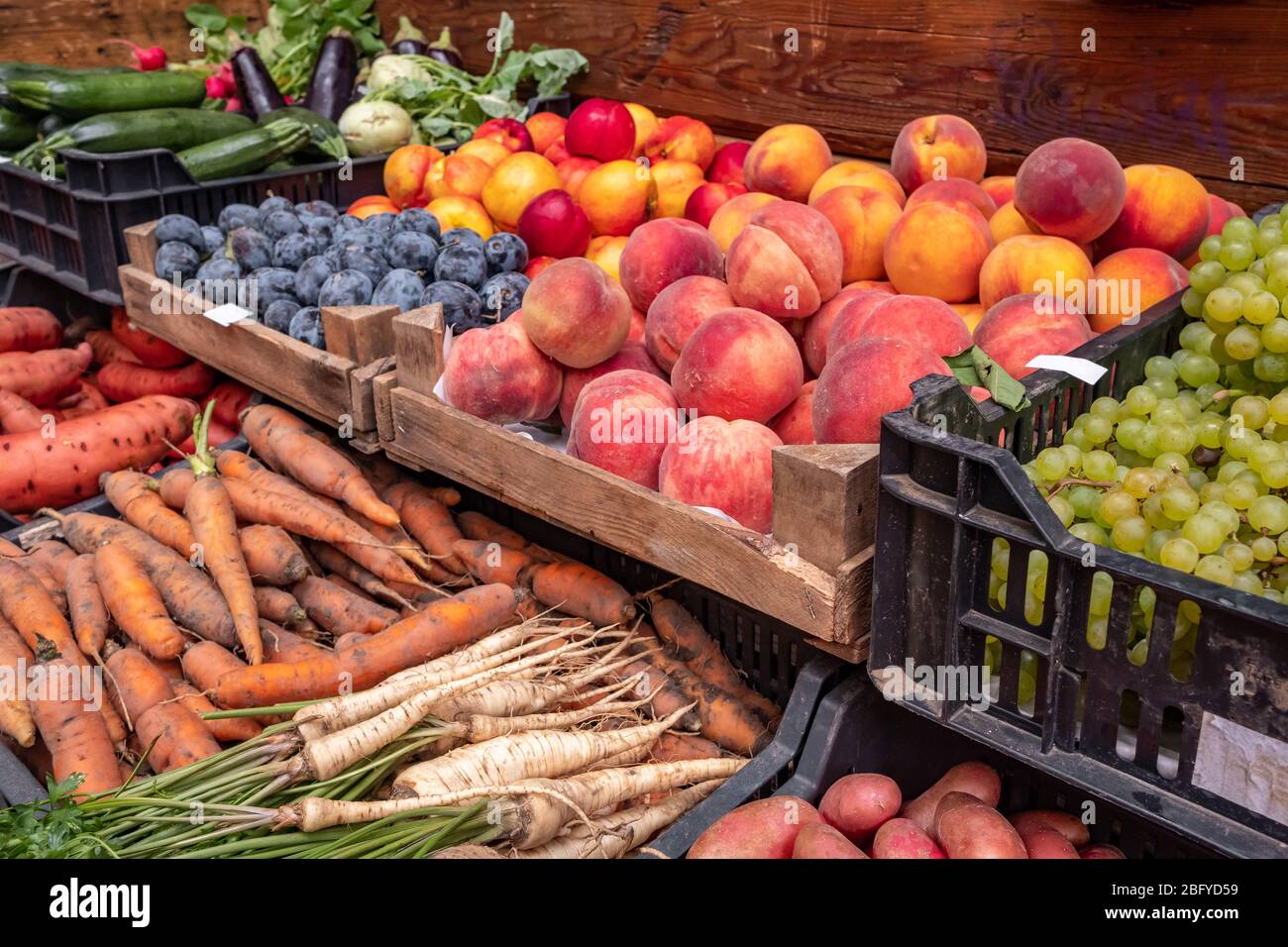 Farmers food market stall with variety of organic vegetables Stock ...