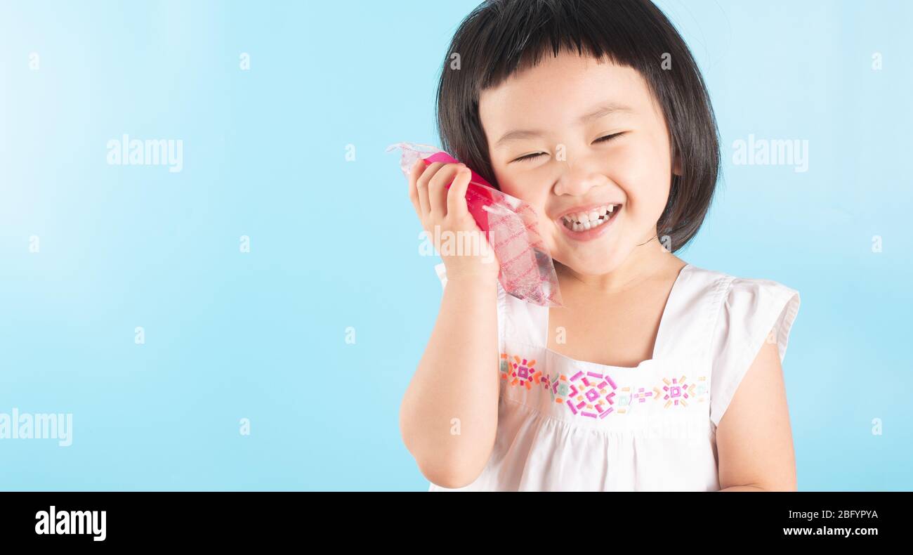 Reduce swelling with an ice pack hires stock photography and images Alamy