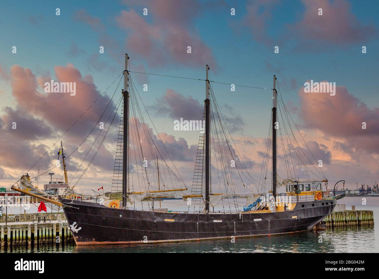 Three masted clipper ship hi-res stock photography and images - Alamy
