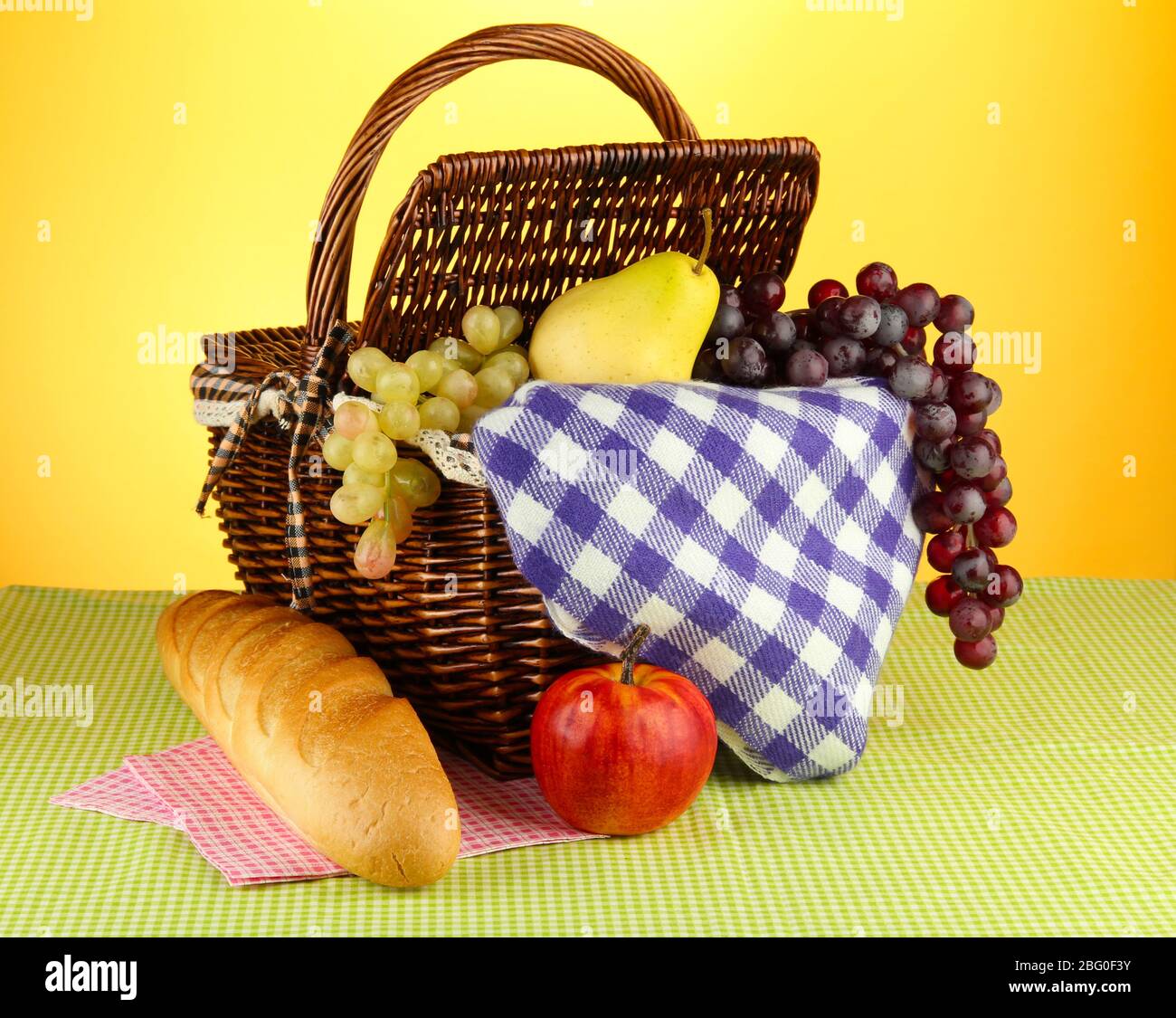 Picnic basket checkered blanket fruits hi-res stock photography and ...