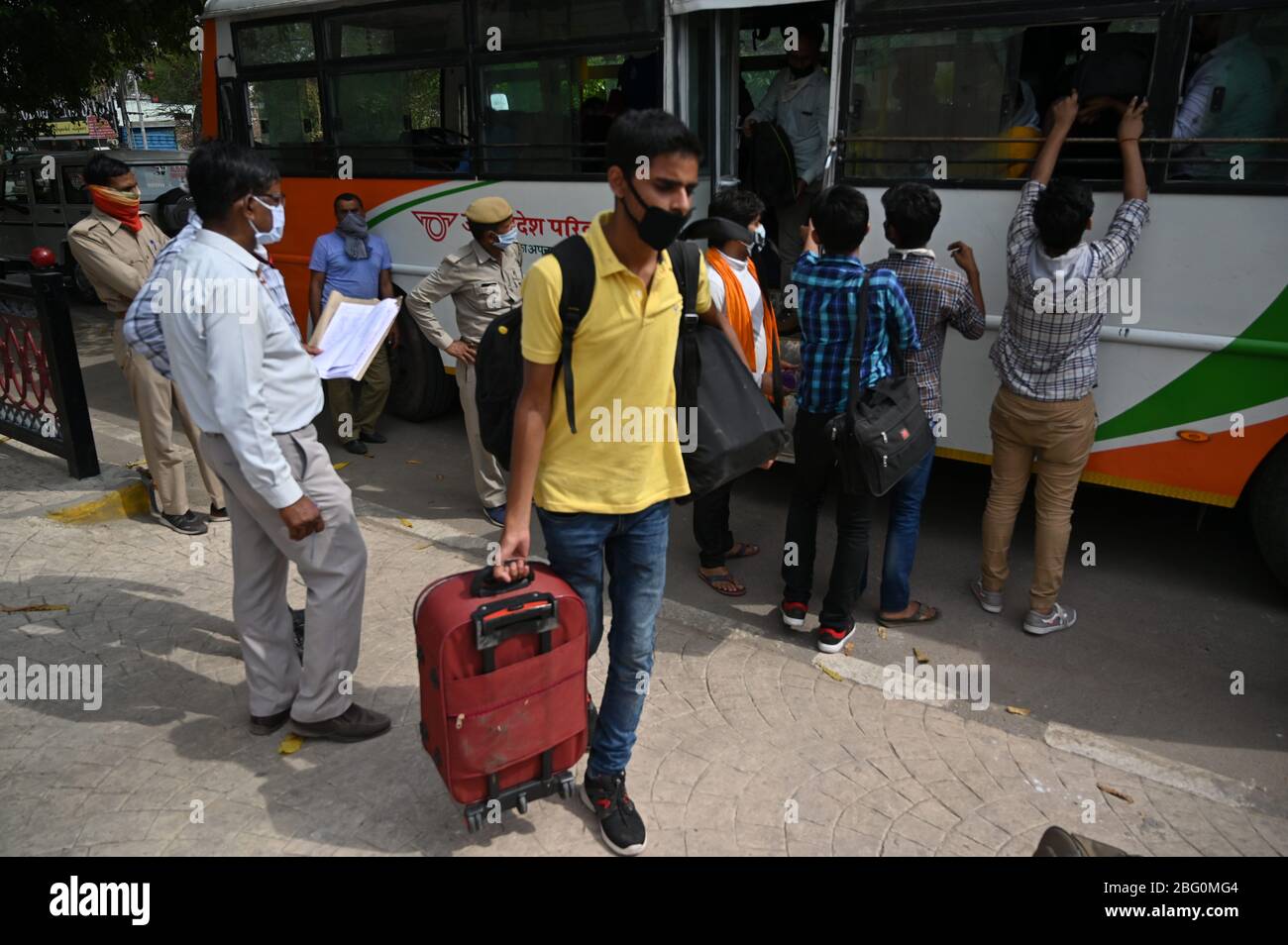 Prayagraj, Uttar Pradesh, India. 20th Apr, 2020. Prayagraj: Stranded Students get out of a bus arranged by the Uttar Pradesh government to drive them from Kota in Rajasthan state during a nationwide lockdown imposed as a preventive measure against the COVID-19 coronavirus, in Prayagraj on Monday, April 20, 2020. Credit: Prabhat Kumar Verma/ZUMA Wire/Alamy Live News Stock Photo