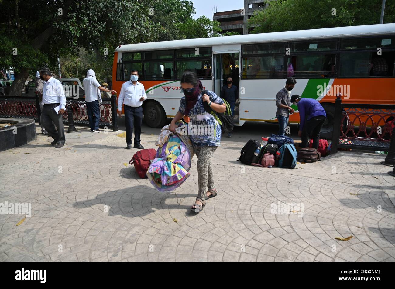 Prayagraj, Uttar Pradesh, India. 20th Apr, 2020. Prayagraj: Stranded Students get out of a bus arranged by the Uttar Pradesh government to drive them from Kota in Rajasthan state during a nationwide lockdown imposed as a preventive measure against the COVID-19 coronavirus, in Prayagraj on Monday, April 20, 2020. Credit: Prabhat Kumar Verma/ZUMA Wire/Alamy Live News Stock Photo