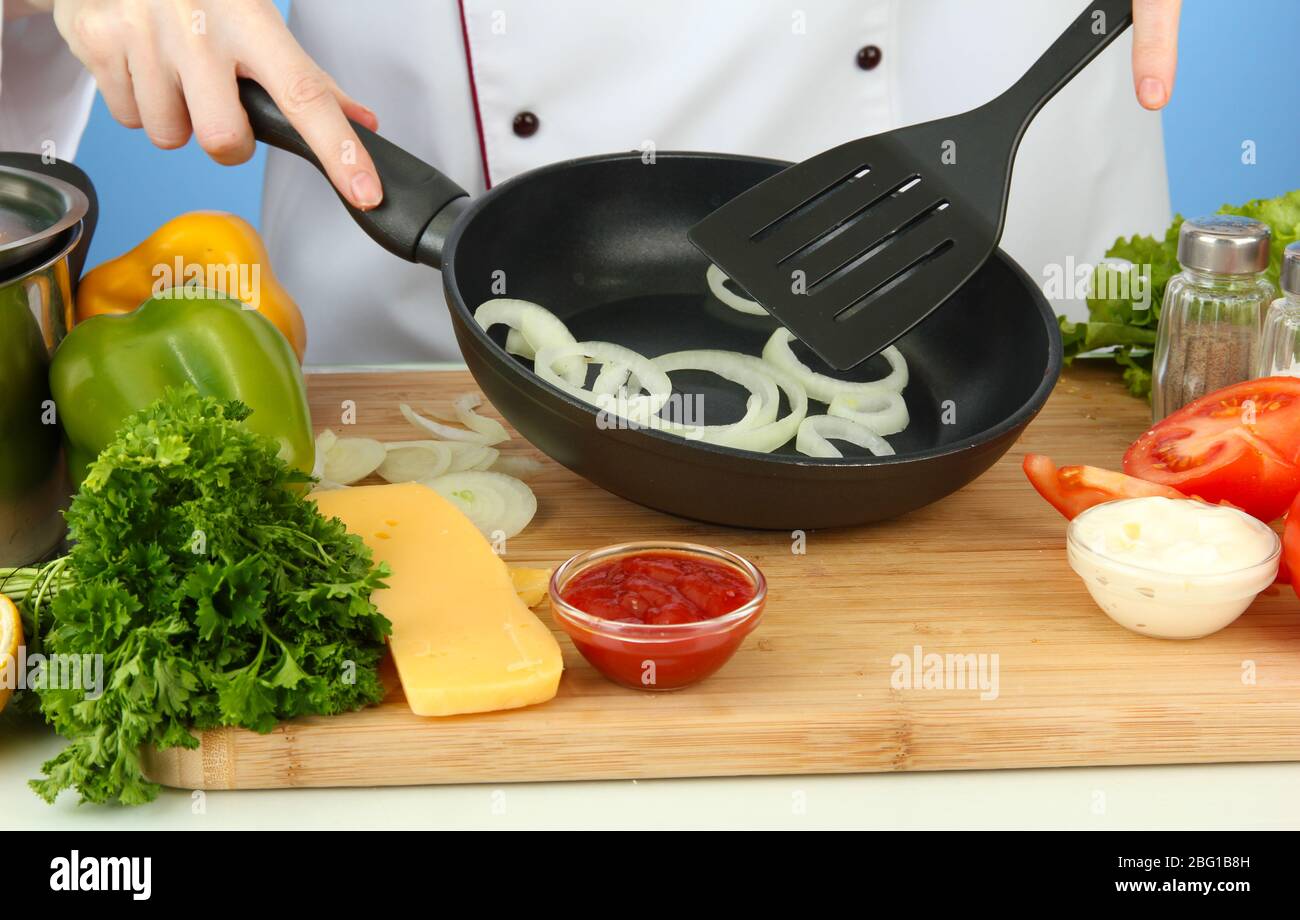 Chef hands cut blue onion hi-res stock photography and images - Alamy
