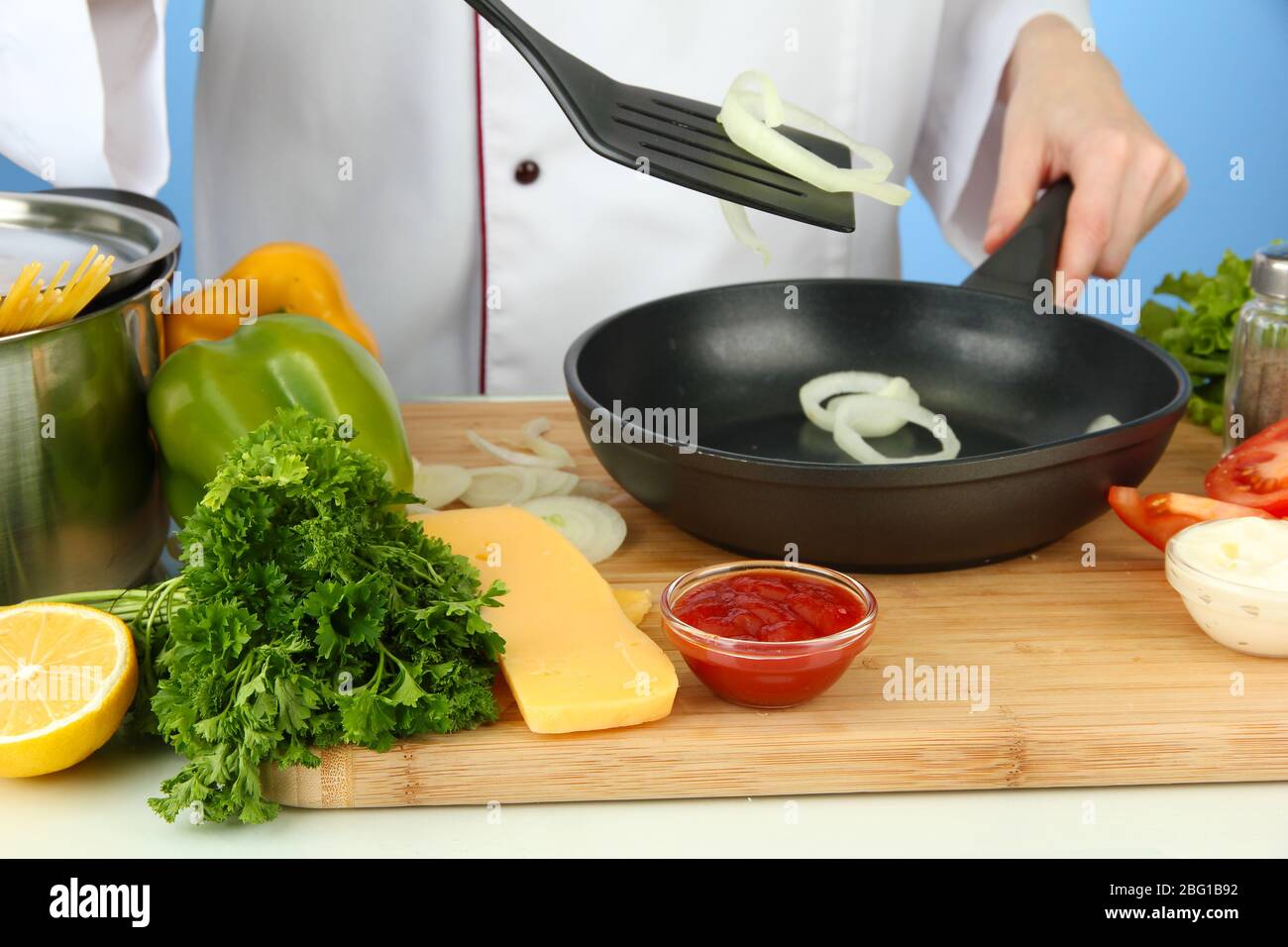 Chef hands cut blue onion hi-res stock photography and images - Alamy