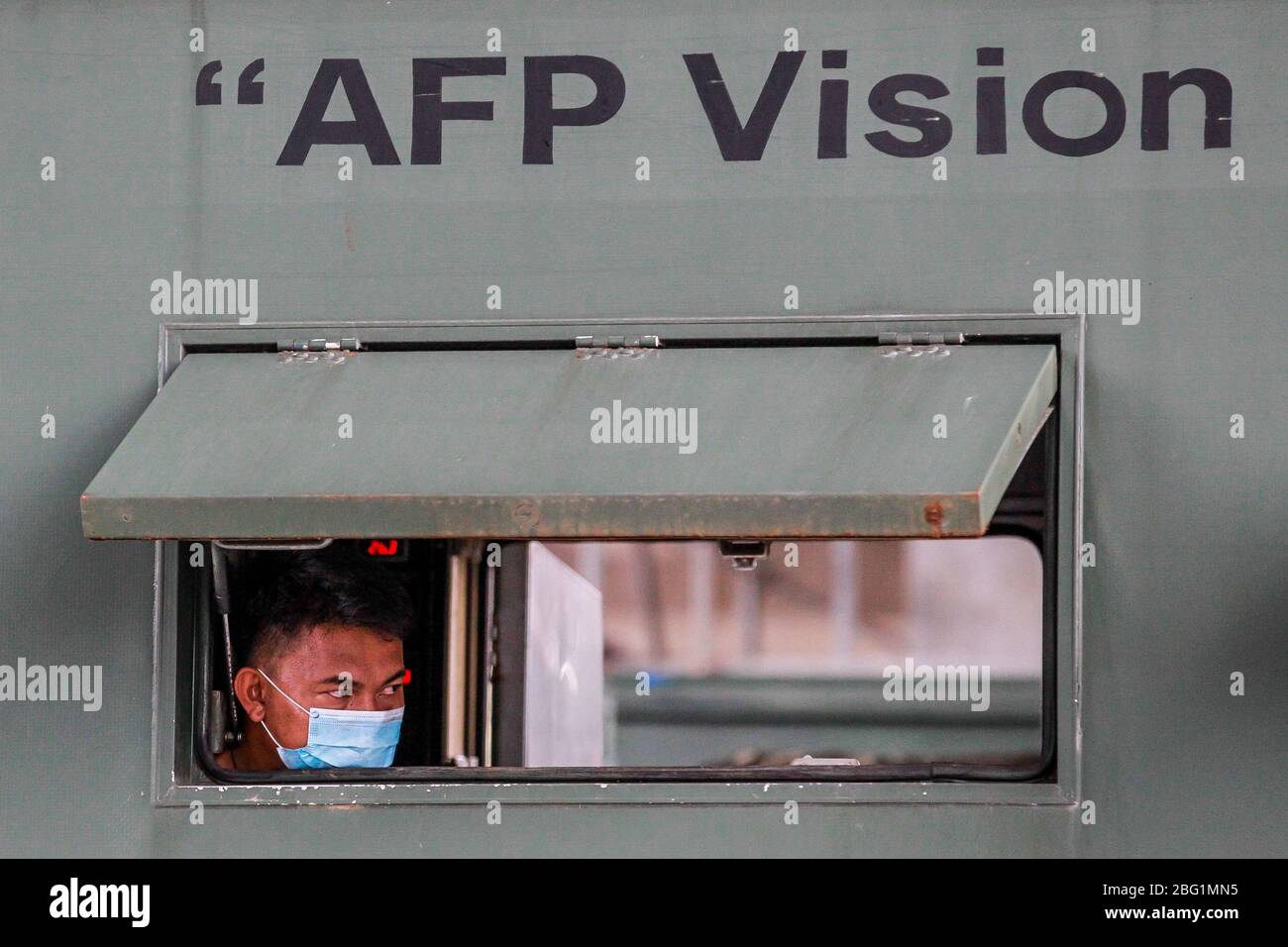 (200420) -- QUEZON CITY, April 20, 2020 (Xinhua) -- A soldier wearing a ...