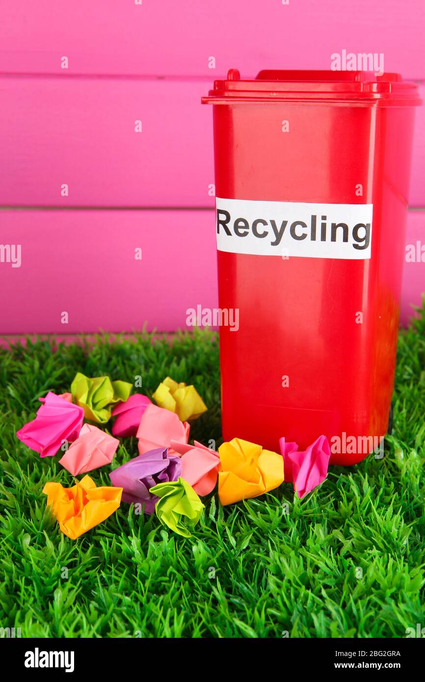 Pink recycling bin hi-res stock photography and images - Alamy