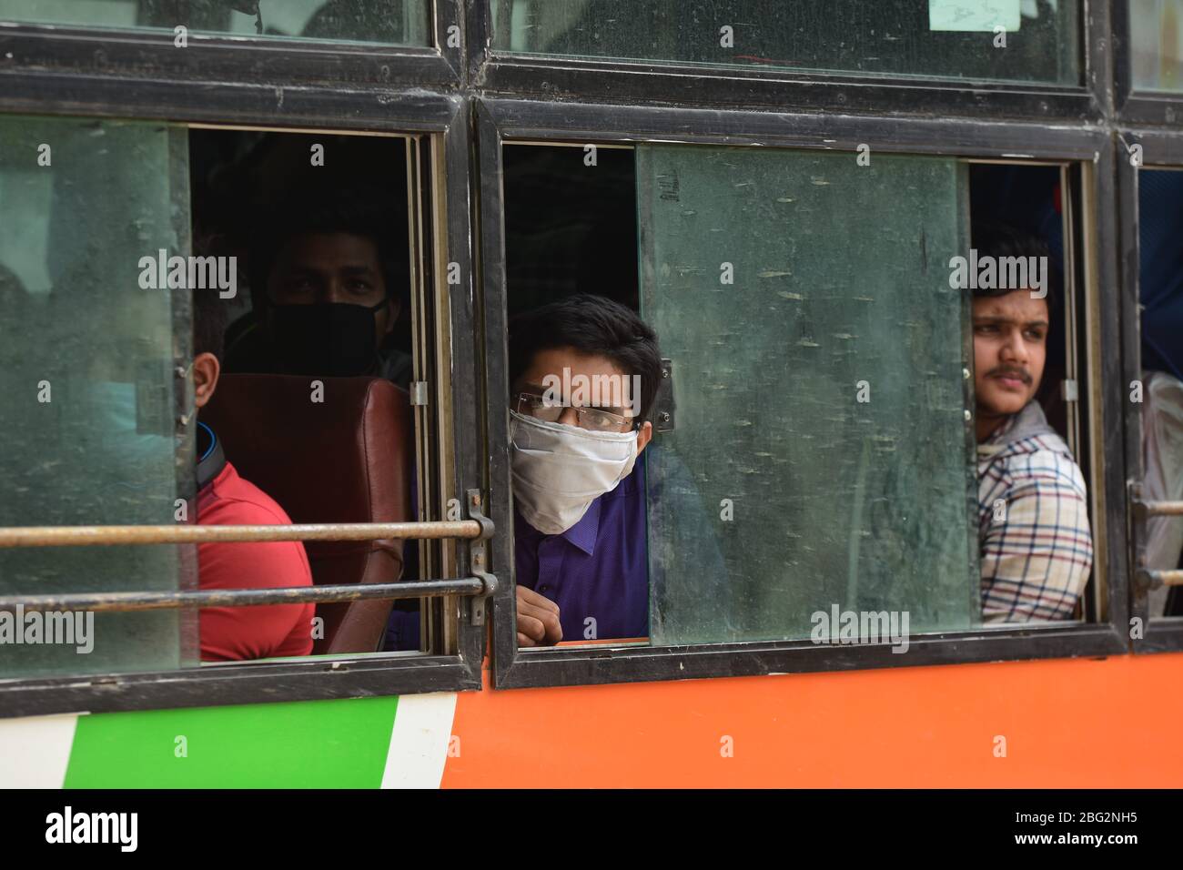 Prayagraj, Uttar Pradesh, India. 20th Apr, 2020. Prayagraj: Stranded Students get out of a bus arranged by the Uttar Pradesh government to drive them from Kota in Rajasthan state during a nationwide lockdown imposed as a preventive measure against the COVID-19 coronavirus, in Prayagraj on Monday, April 20, 2020. Credit: Prabhat Kumar Verma/ZUMA Wire/Alamy Live News Stock Photo