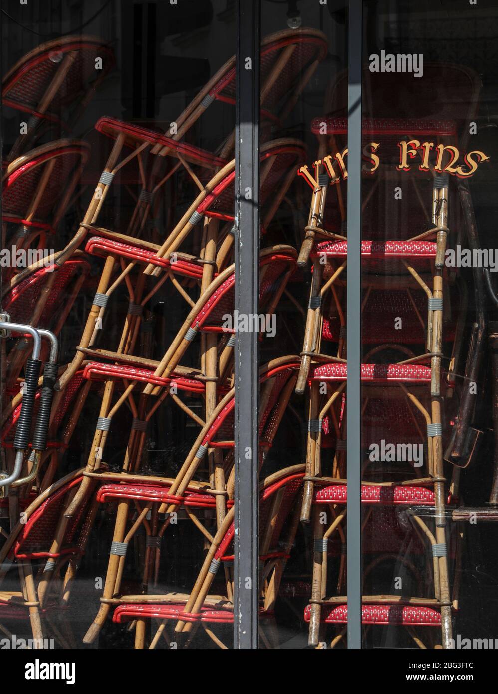 CAFE TEMPORARILY CLOSED IN PARIS Stock Photo - Alamy