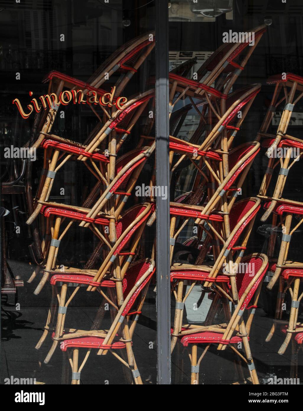 CAFE TEMPORARILY CLOSED IN PARIS Stock Photo - Alamy