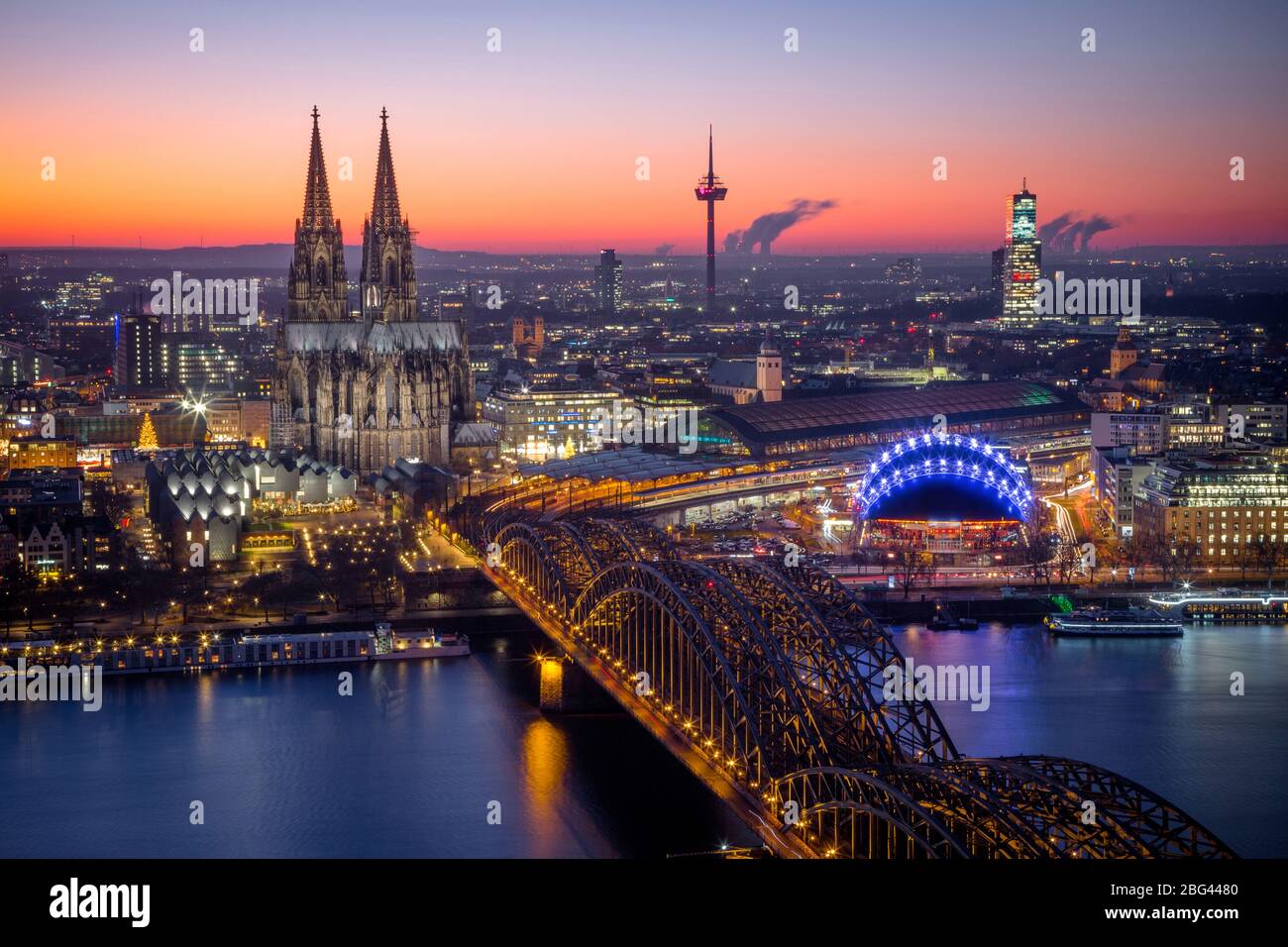 City skyline at sunset with Cologne Cathedral and Hohenzollern Bridge, Cologne, North Rhine-Westphalia, Germany Stock Photo