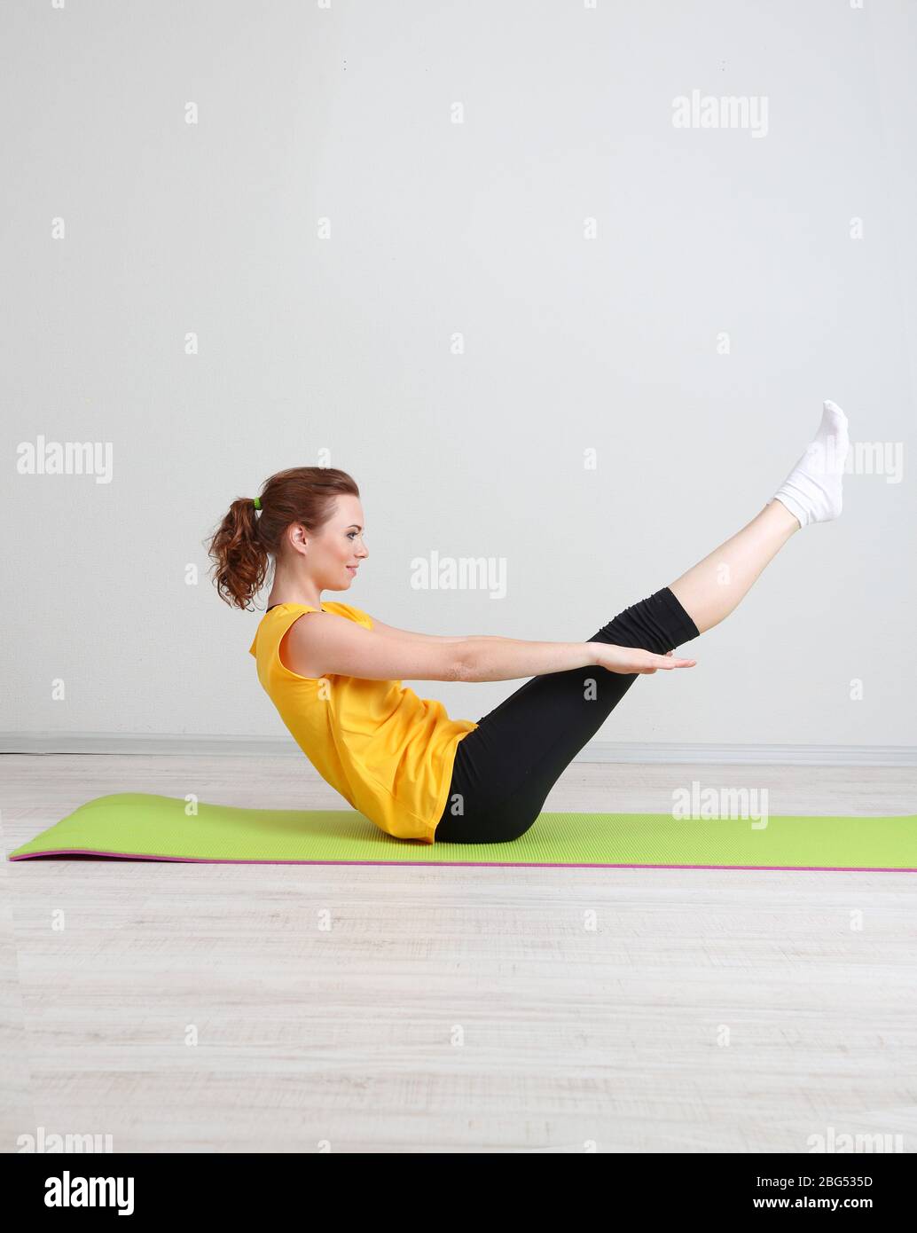 Portrait of beautiful young woman exercises Stock Photo - Alamy