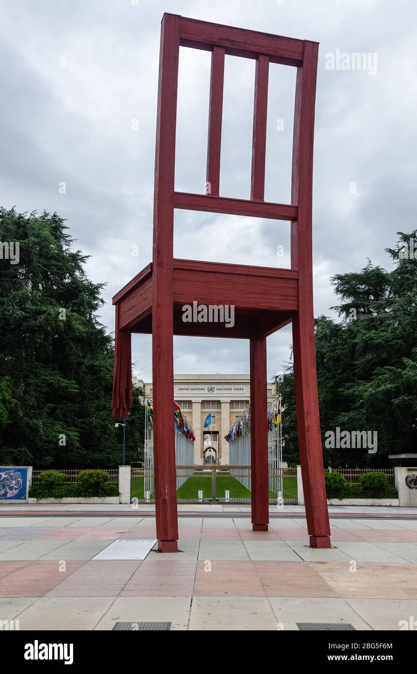 The Broken Chair, wooden monumental sculpture outside United Nations