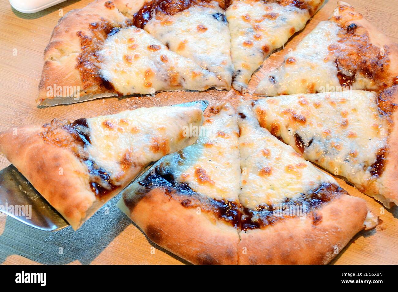 Cuoci la pizza italiana originale a casa - preparazione tradizionale Foto  stock - Alamy