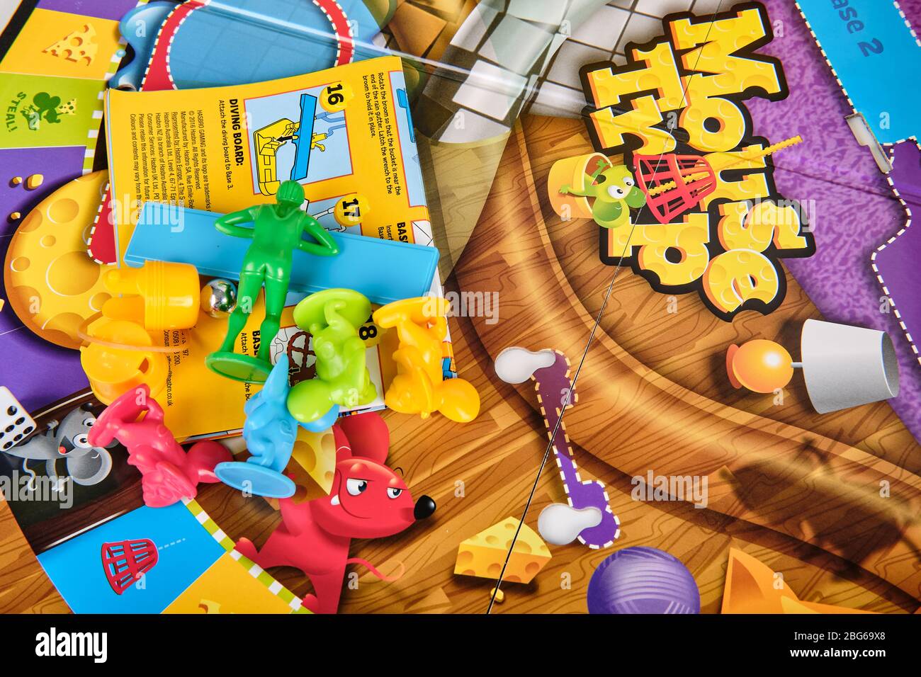 https://c8.alamy.com/comp/2BG69X8/close-up-of-hasbro-mouse-trap-board-game-board-and-game-pieces-ready-to-be-assembled-2BG69X8.jpg