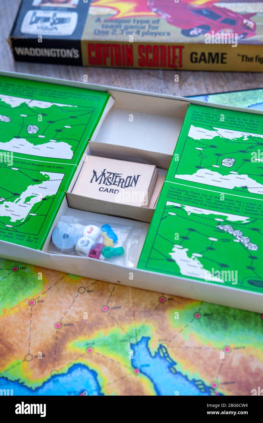 Playing board game 1960s hi-res stock photography and images - Alamy