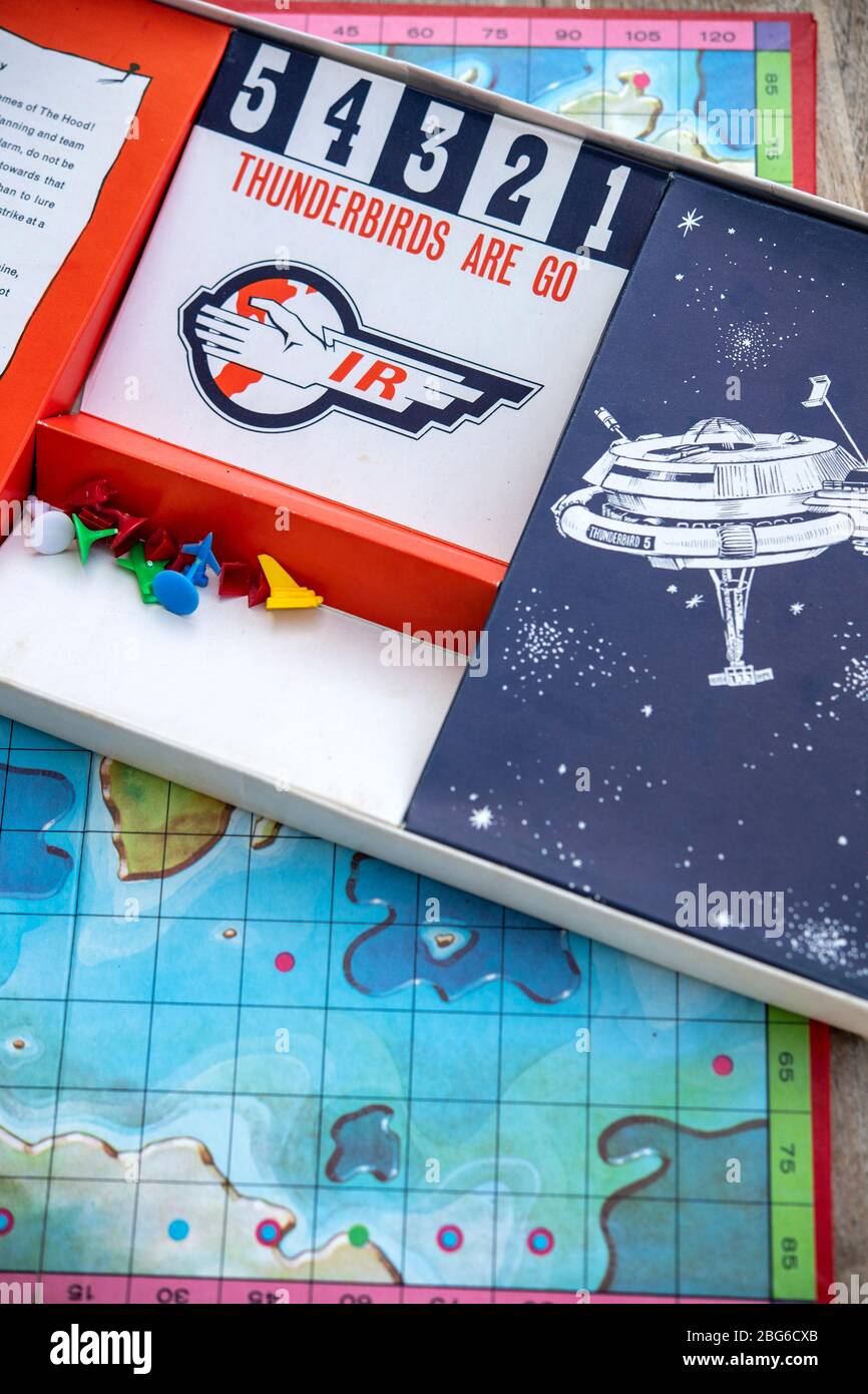 Playing board game 1960s hi-res stock photography and images - Alamy