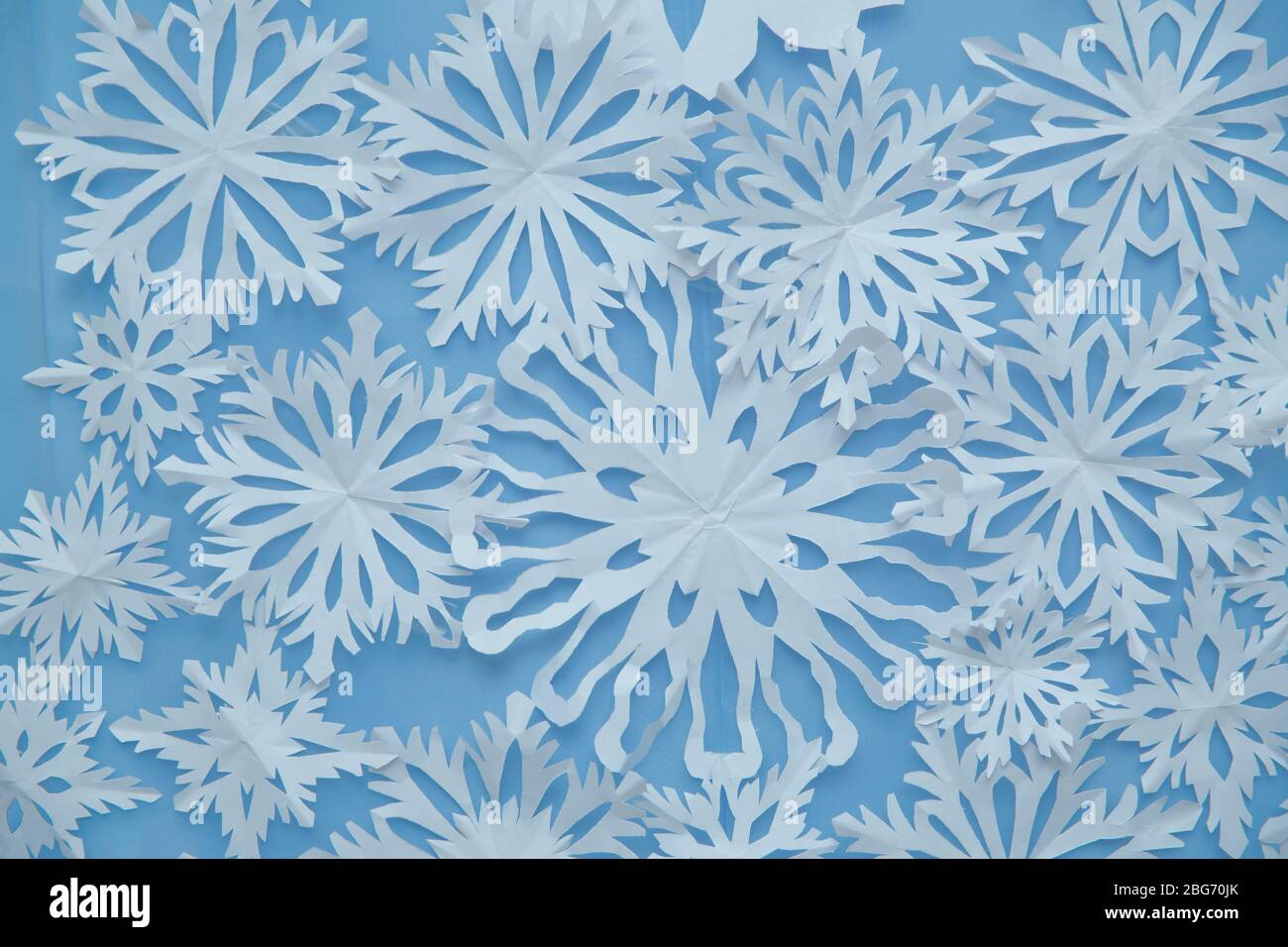 Snowflake Backgrounds Online - www.puzzlewood.net 1695979167