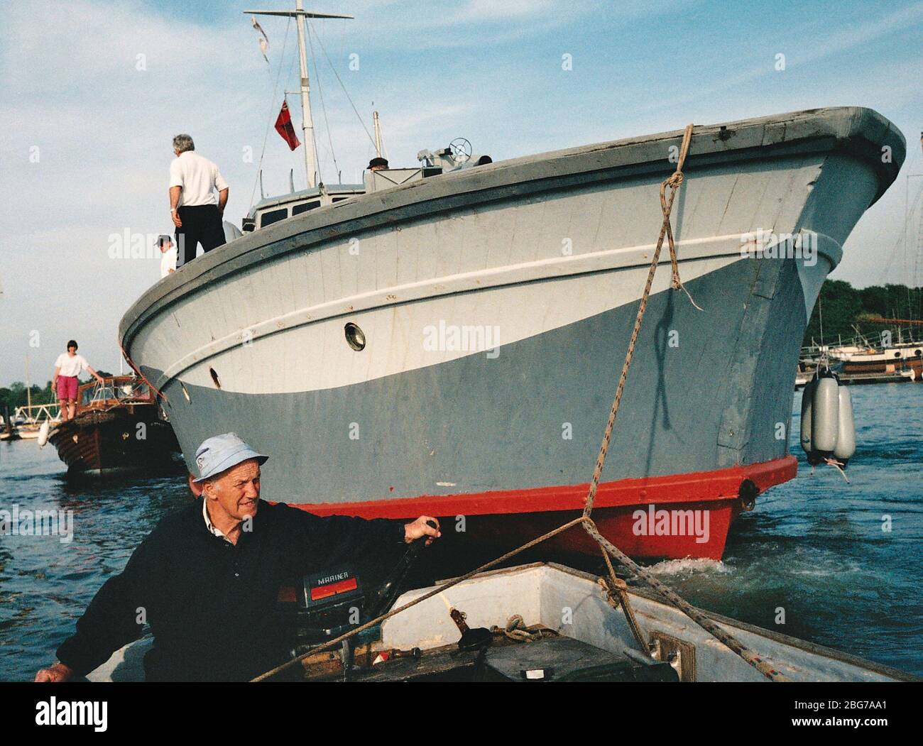 AJAXNETPHOTO. 5TH SEPTEMBER,1995. HAMBLE RIVER, ENGLAND. - RESTORED WWII MOTOR GUN BOAT - RESTORED SECOND WORLD WAR MGB 81 (EX MTB 416) UNDER TOW FROM RIVERSIDE BOATYARD TO A NEW BERTH AT UNIVERSAL SHIPYARD. PHOTO:JONATHAN EASTLAND/AJAX REF: TC6056 03 12 Stock Photo