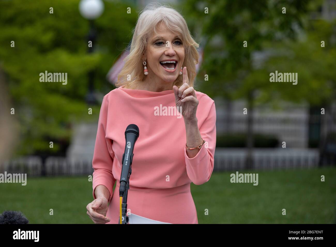 kellyanne conway pink dress Who Is Kellyanne Conway? 5 Things About The Political Advisor Hollywood Life