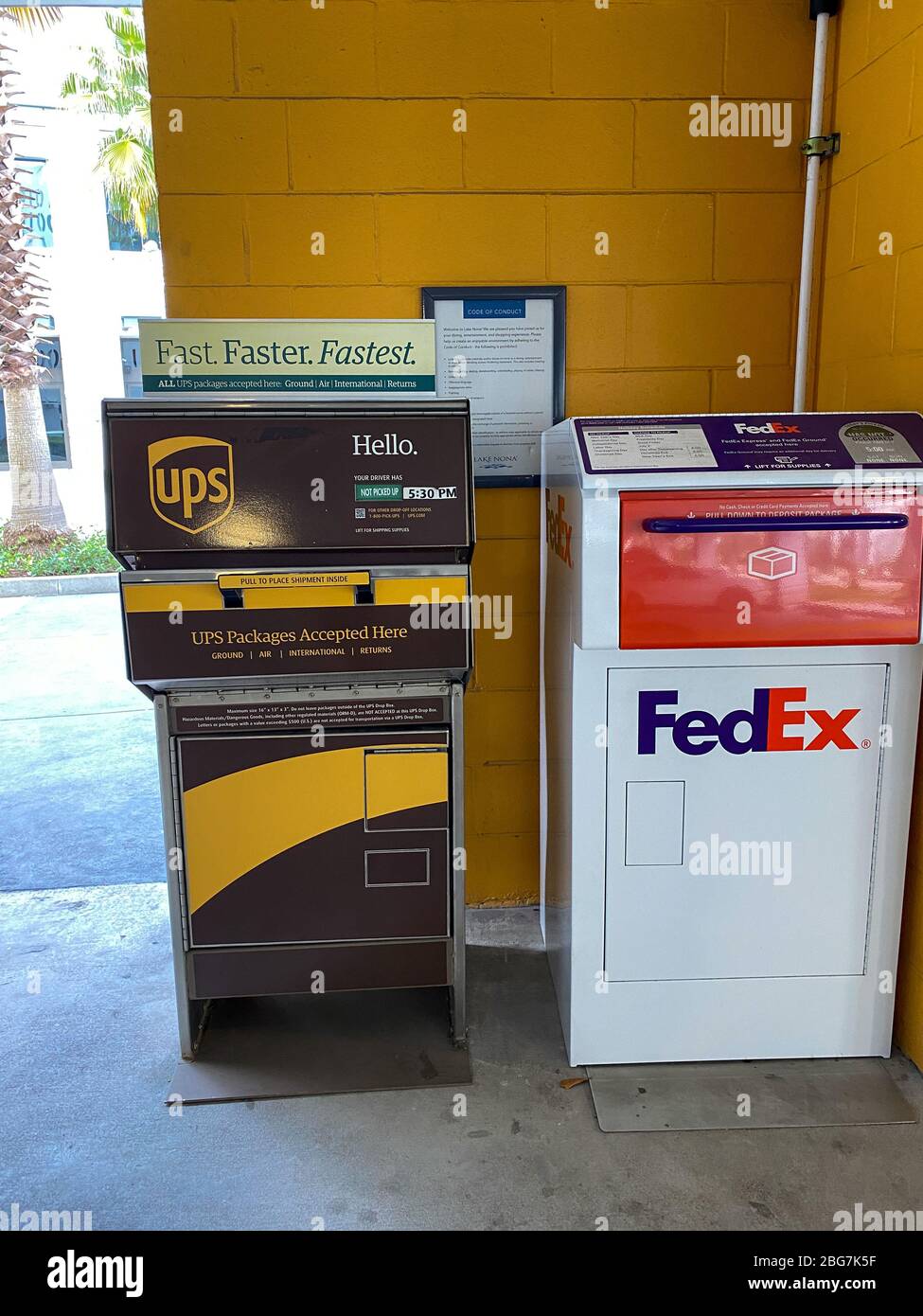 Fedex Box High Resolution Stock Photography And Images Alamy