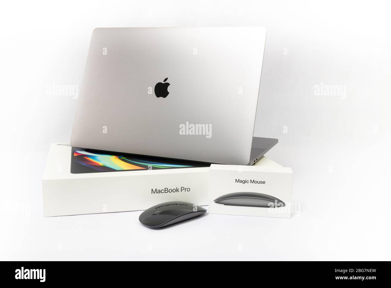 Macbook pro box hi-res stock photography and images - Alamy Macbook pro box hi-res stock photography and images - Alamy