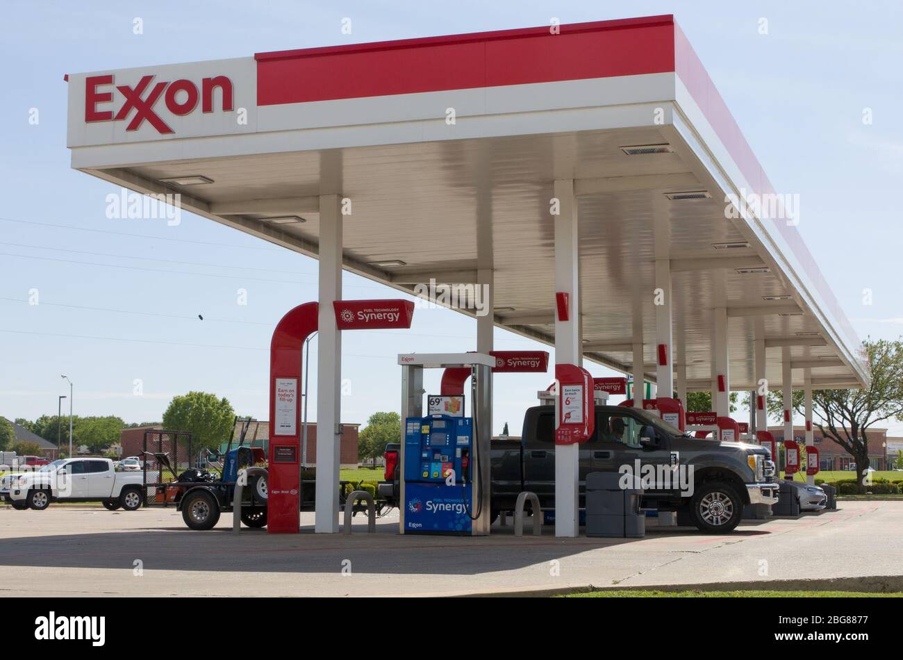(200420) -- PLANO (U.S.), April 20, 2020 (Xinhua) -- Photo taken on April 20, 2020 shows an Exxon gas station in Plano, Texas, the United States. U.S. oil prices crashed to the negative territory for the first time in history on Monday. The West Texas Intermediate (WTI) for May delivery shed 55.9 U.S. dollars, or over 305 percent, to settle at -37.63 dollars a barrel on the New York Mercantile Exchange. (Photo by Dan Tian/Xinhua) Stock Photo