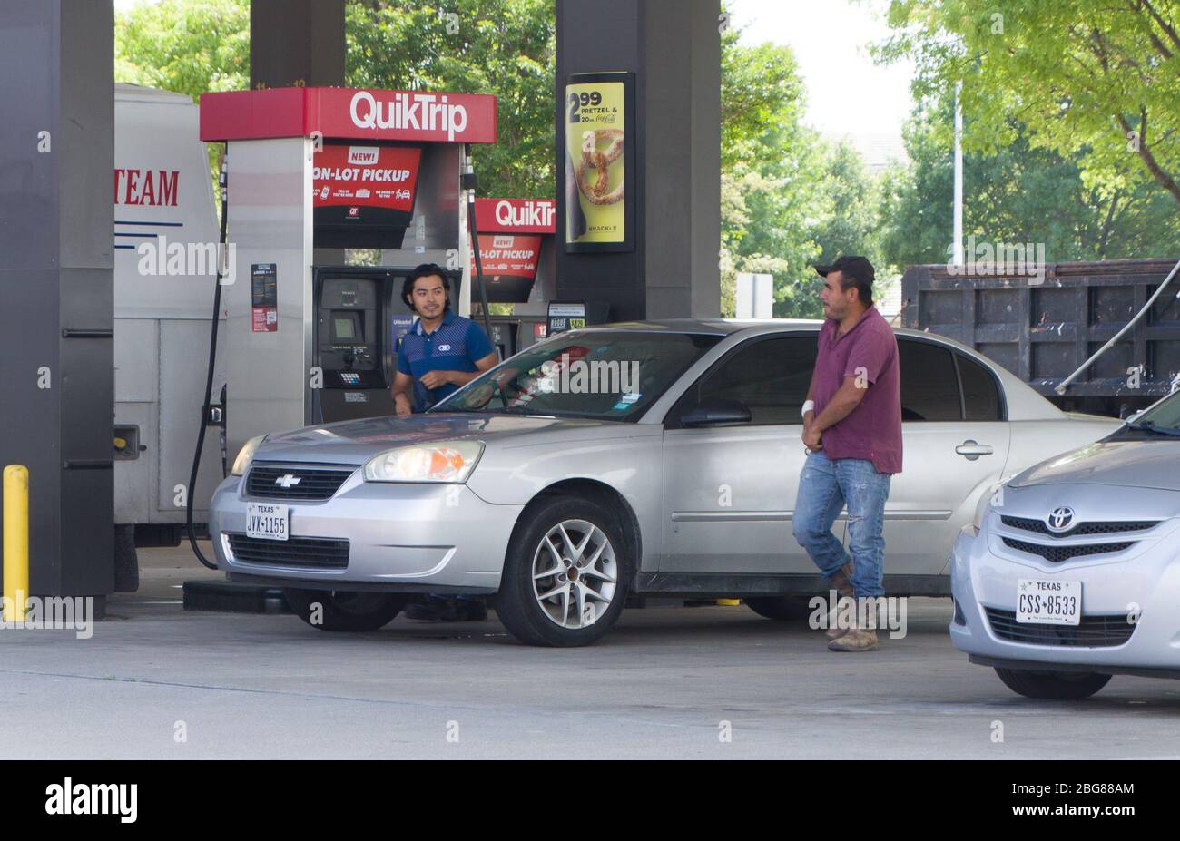 (200420) -- PLANO (U.S.), April 20, 2020 (Xinhua) -- People are seen at a gas station in Plano, Texas, the United States, on April 20, 2020. U.S. oil prices crashed to the negative territory for the first time in history on Monday. The West Texas Intermediate (WTI) for May delivery shed 55.9 U.S. dollars, or over 305 percent, to settle at -37.63 dollars a barrel on the New York Mercantile Exchange. (Photo by Dan Tian/Xinhua) Stock Photo