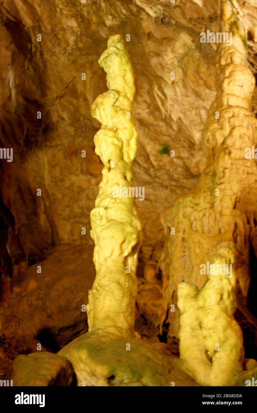 Stalagmites inside a large stalactite cave Stalakmiten im  inneren einer großen Tropfsteinhöhle Stock Photo