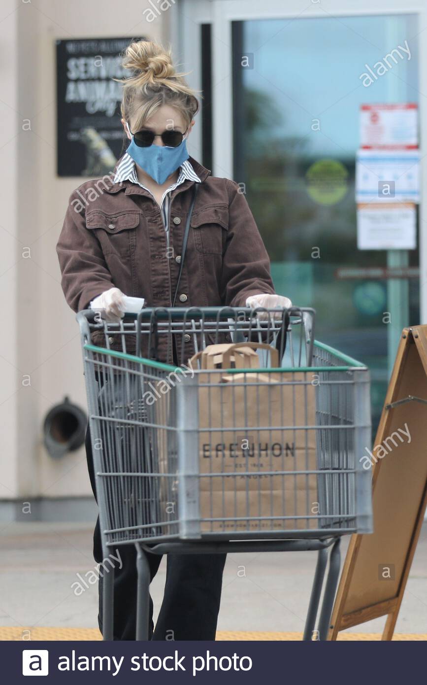Calabasas Ca Exclusive Elizabeth Olsen And Boyfriend Robbie Arnett Walk Back To Their Cars After Grocery Shopping At Erewhon Organic Pictured Elizabeth Olsen Backgrid Usa April Byline Must