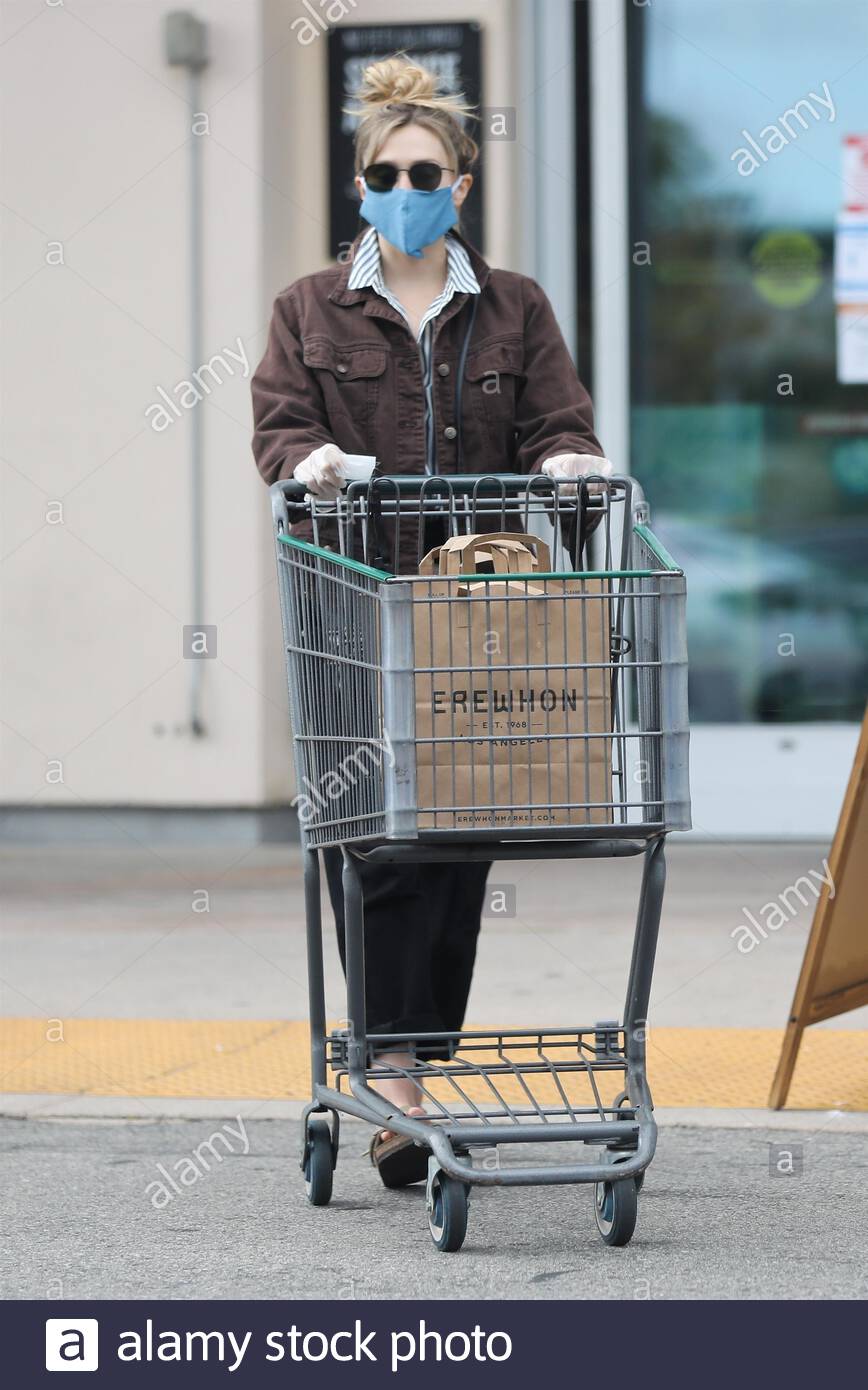 Calabasas Ca Exclusive Elizabeth Olsen And Boyfriend Robbie Arnett Walk Back To Their Cars After Grocery Shopping At Erewhon Organic Pictured Elizabeth Olsen Backgrid Usa April Byline Must