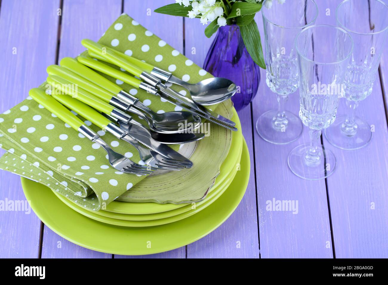 Clean dishes on wooden table on color background Stock Photo - Alamy