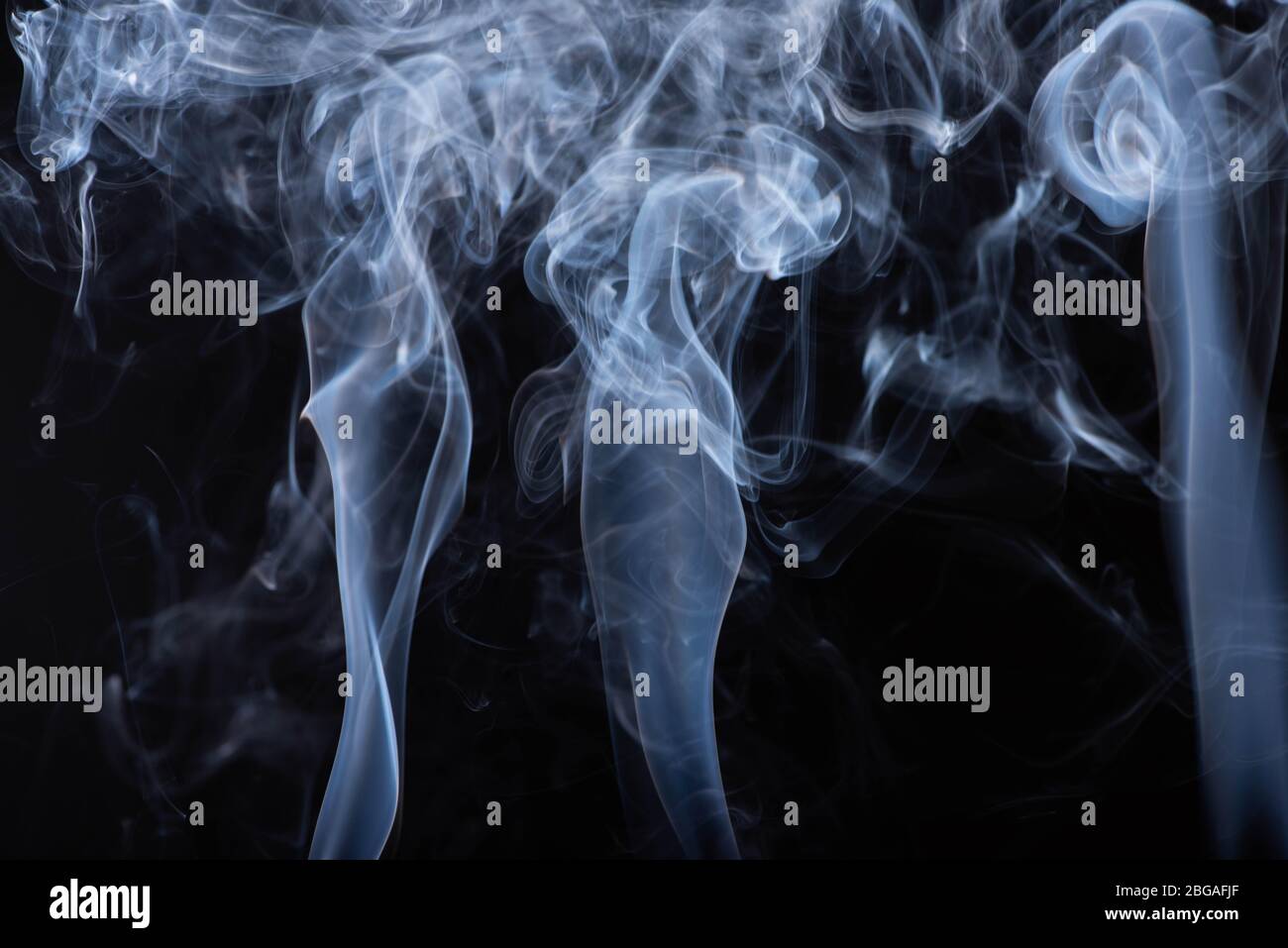 White flowing smoke cloud hi-res stock photography and images - Alamy