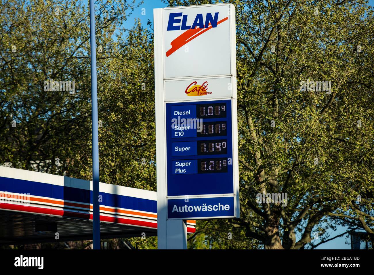Page 4 - Tankstelle High Resolution Stock Photography and Images - Alamy