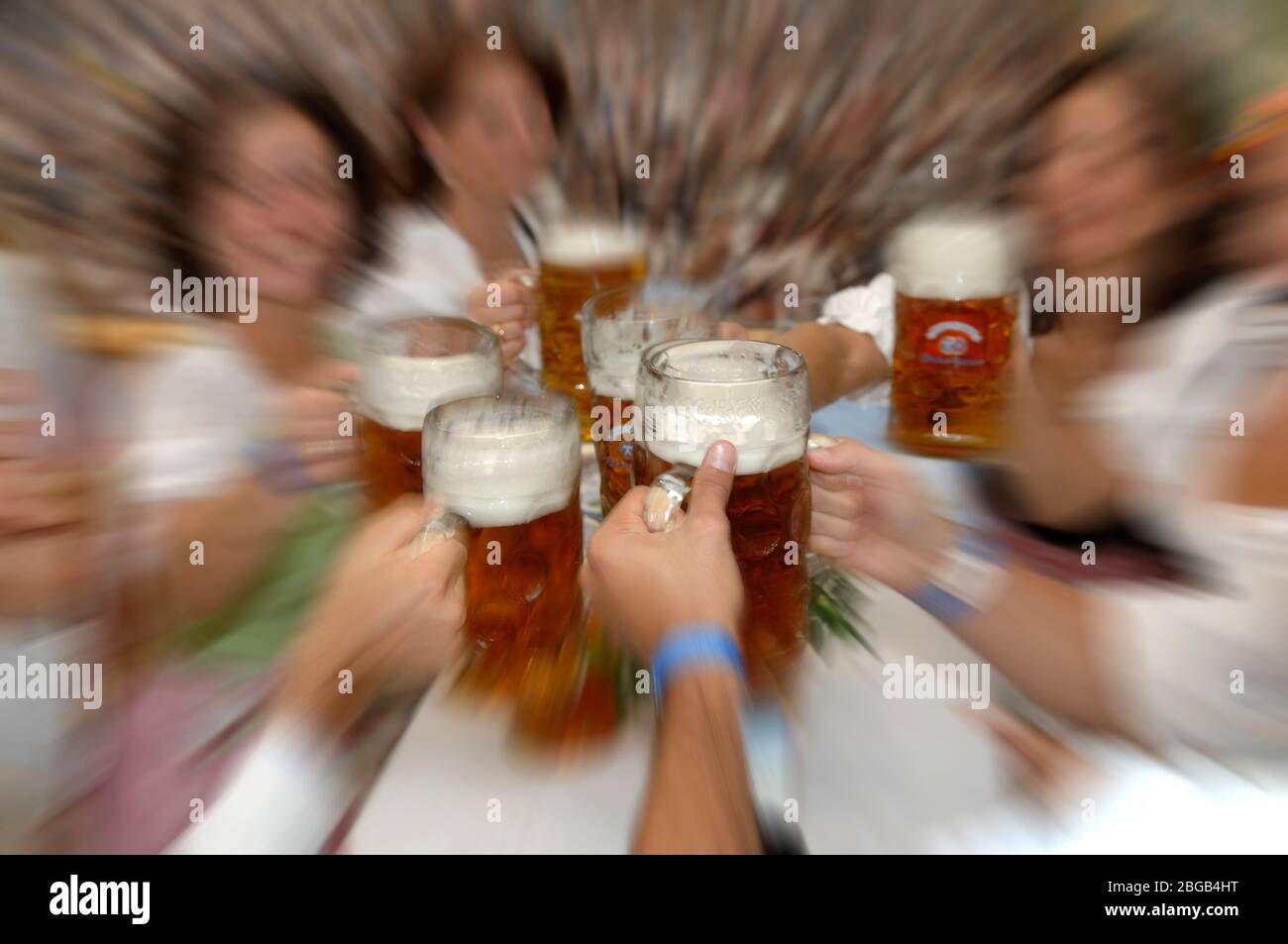 Because of the corona virus pandemic: Oktoberfest 2020 is canceled. Archive photo: Masskrug, Bierkrug, toast, toast, Prosit, Mass Bier, foam, mood, marquee, conviviality, cosiness, atmosphere, at the Oktoberfest in Munich, on September 19, 2006. | usage worldwide Stock Photo